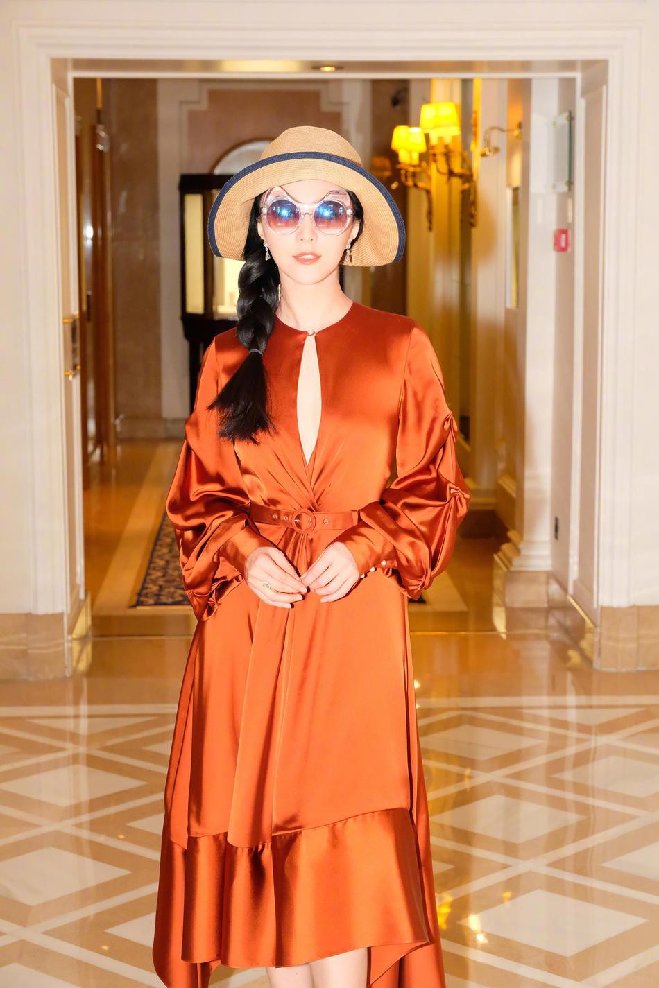 Vắng bóng trên thảm đỏ Cannes ngày 2, Phạm Băng Băng đền bù cho fan bộ ảnh khoe vòng 1 lấp ló